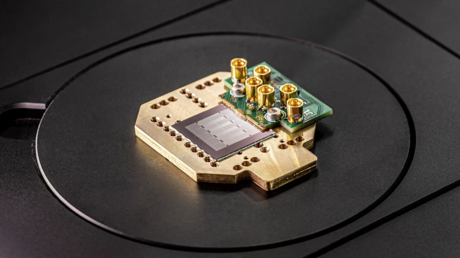 Photonic’s chip that houses the silicon spin qubits.