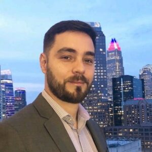Fernando Vasconcellos in front of city skyline.